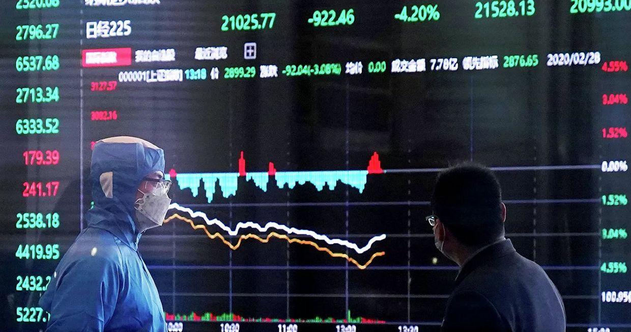 Сотрудник в защитном костюме в здании фондовой биржи
