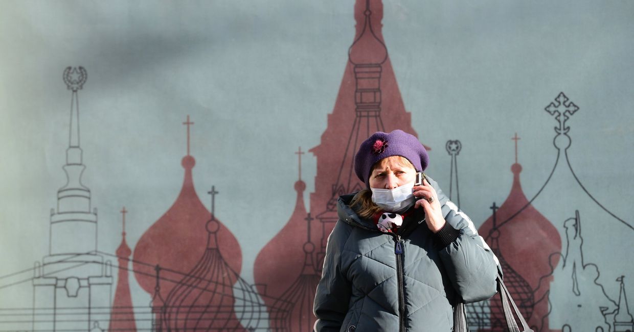 Женщина в медицинской маске на одной из улиц в Москве Женщина в медицинской маске на одной из улиц в Москве