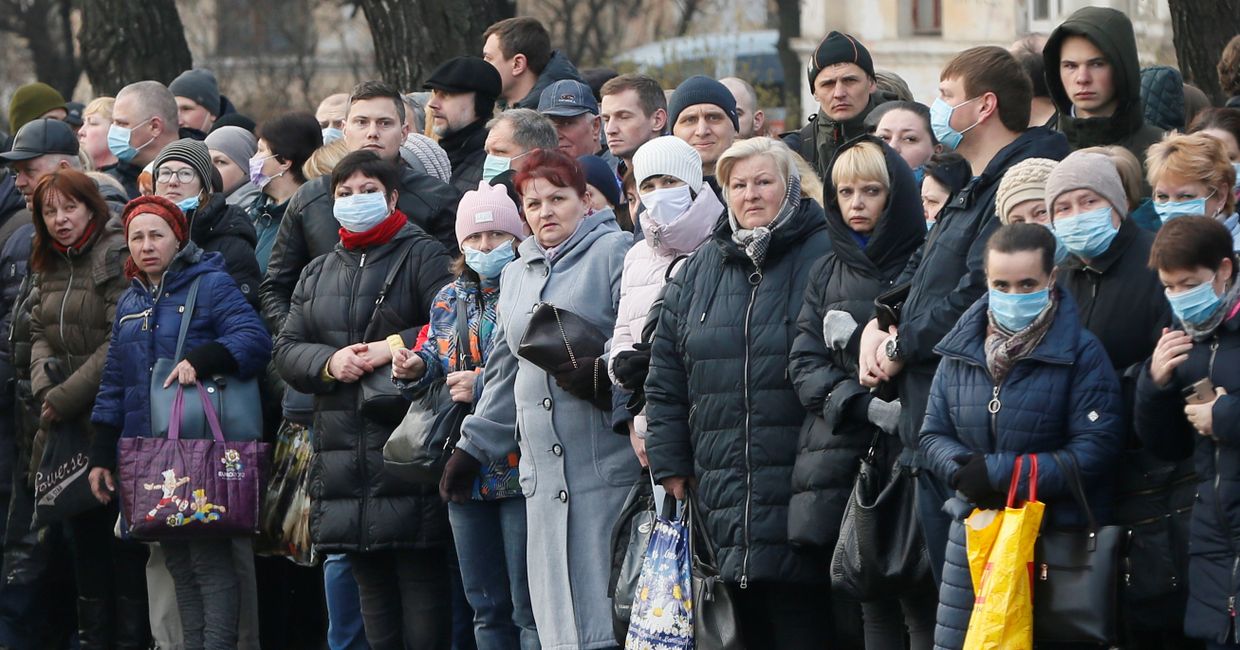 Пассажиры на автобусной остановке в Киеве