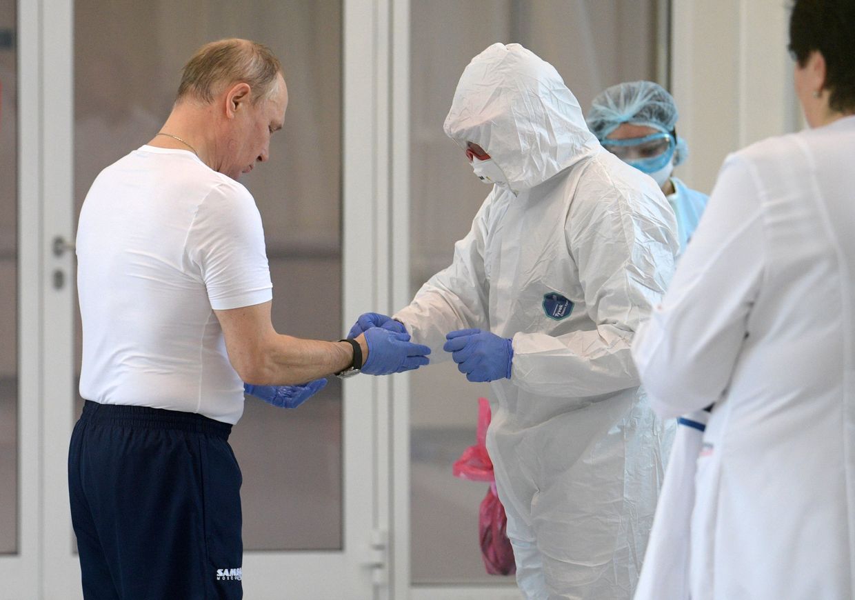 Президент РФ В. Путин посетил больницу в Коммунарке