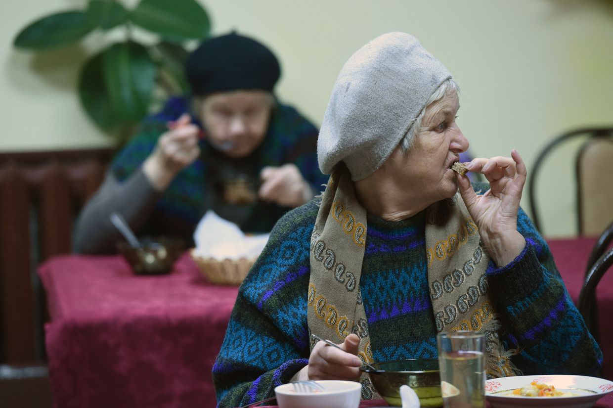 Посетители кафе Добродомик на Тушинской улице в Москве.