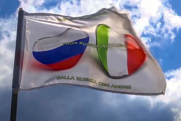 Колонна техники с российскими военными медиками во время марша в Бергамо