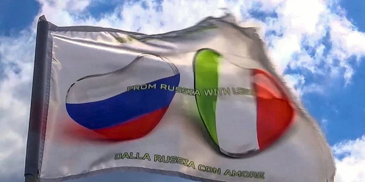 Колонна техники с российскими военными медиками во время марша в Бергамо