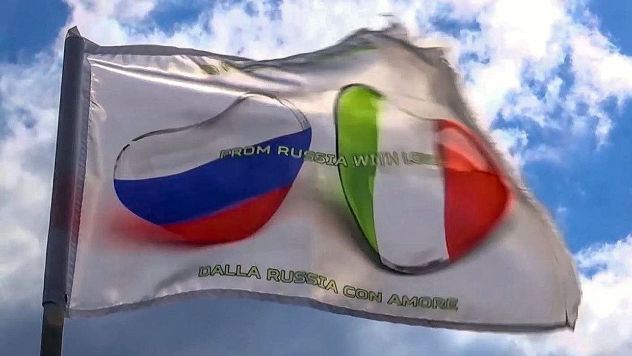 Колонна техники с российскими военными медиками во время марша в Бергамо