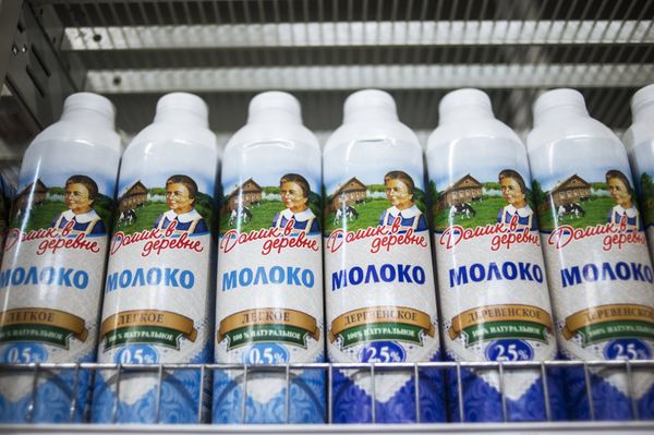 Молочная продукция на прилавке магазина