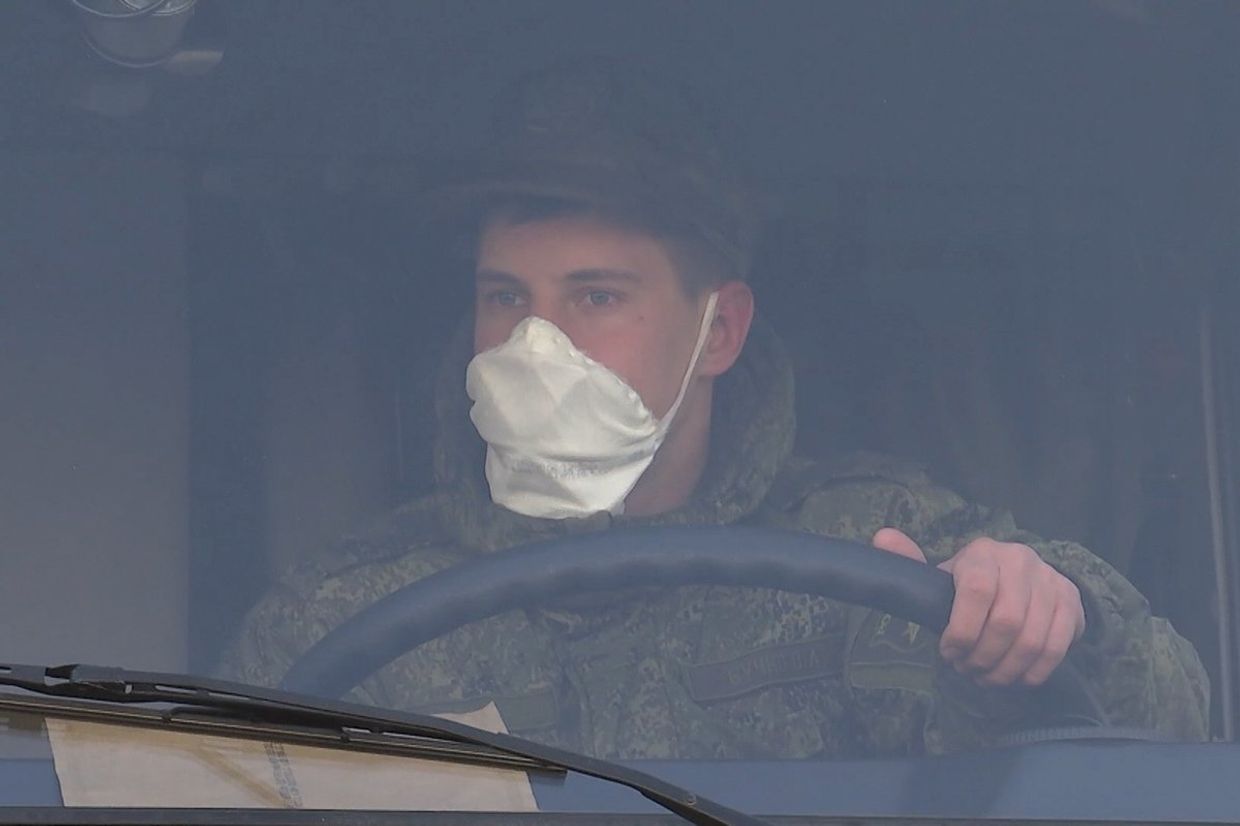 Колонна техники с российскими военными медиками во время марша в Бергамо