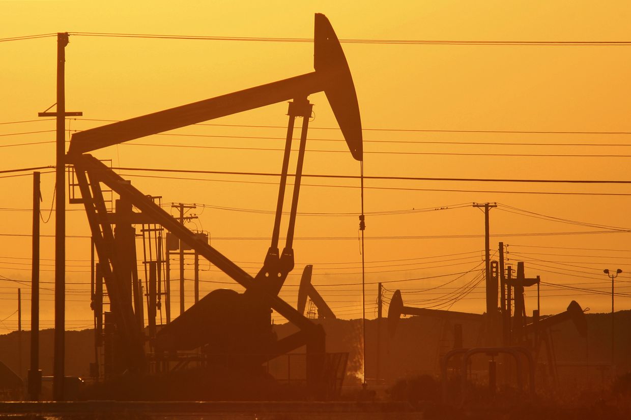 Добыча нефти сланцевым методов вблизи Лост-Хиллз, Калифорния, США