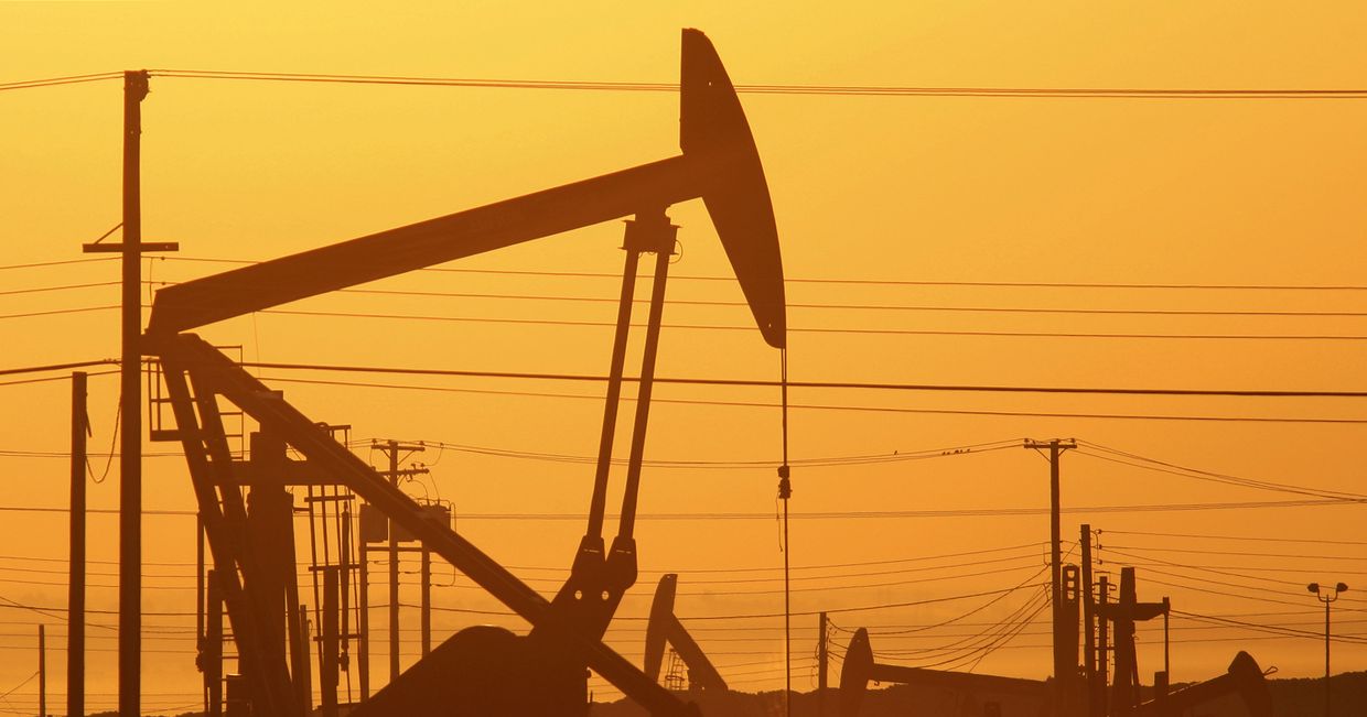 Добыча нефти сланцевым методов вблизи Лост-Хиллз, Калифорния, США