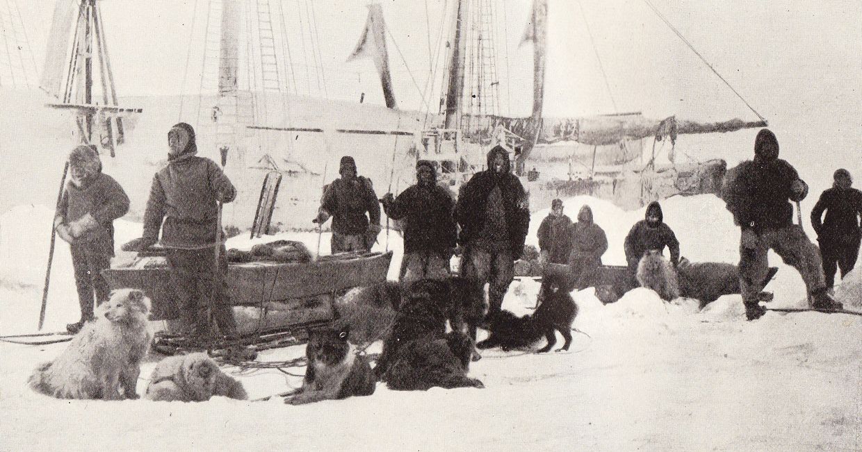 Третий и окончательный старт Нансена и Юхансена 14 марта 1895 года. Нансен — второй слева, Юхансен — второй справа