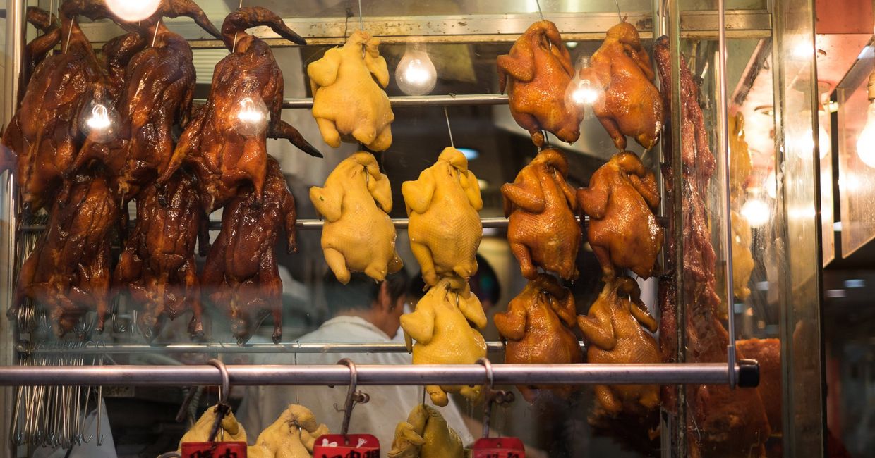 Продажа мясной продукции на одной из улиц Гонконга Продажа мясной продукции на одной из улиц Гонконга