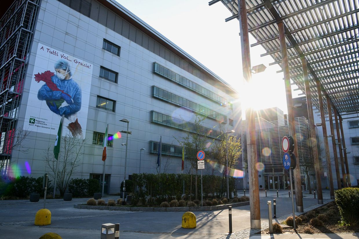 Граффити на стене больницы Папы Иоанна XXIII в Бергамо, Италия