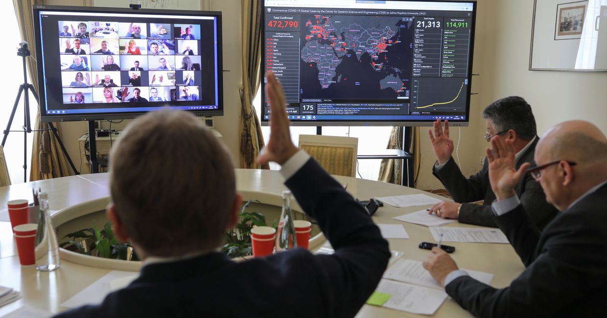 Общение в Zoom во время видеоконференции на Украине