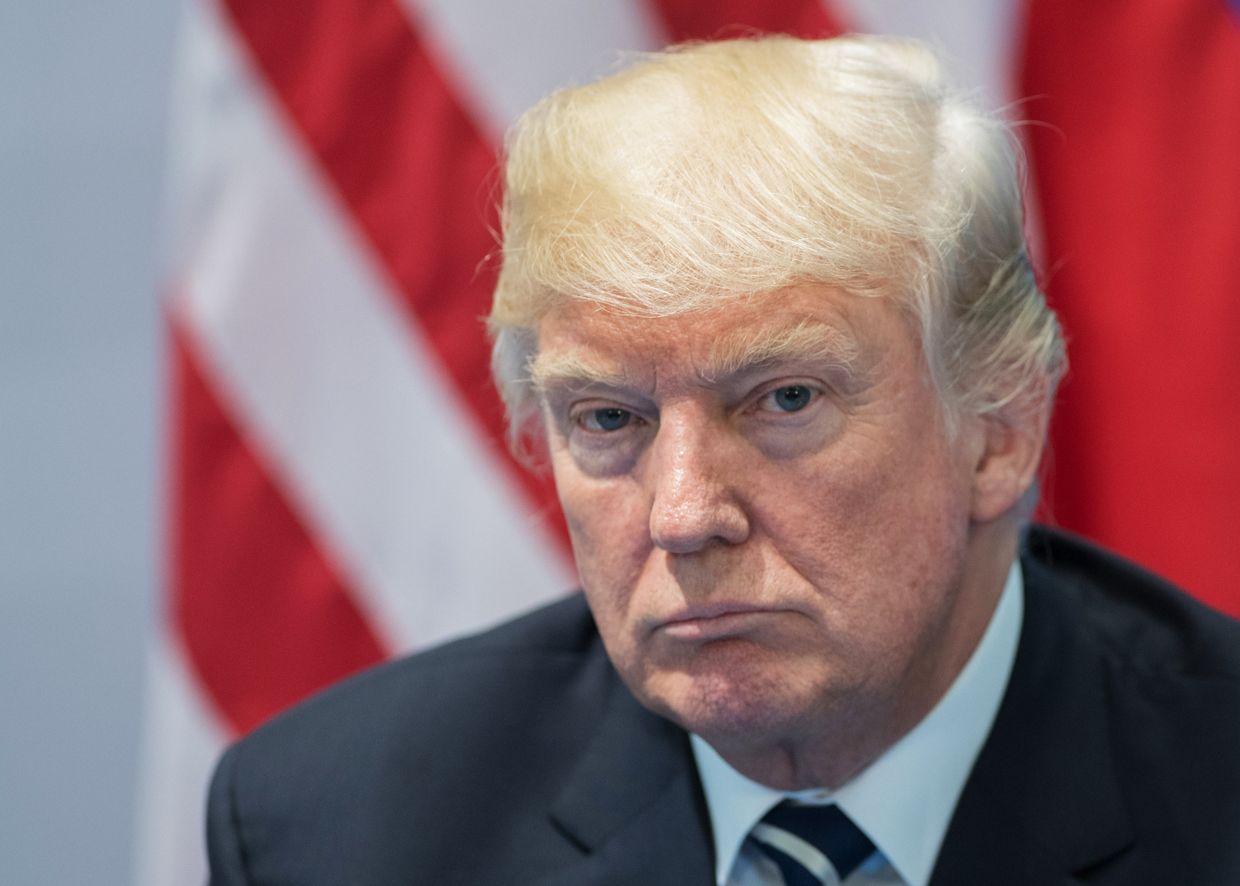 Президент США Дональд Трамп во время беседы с президентом РФ Владимиром Путиным на полях саммита G20 в Гамбурге