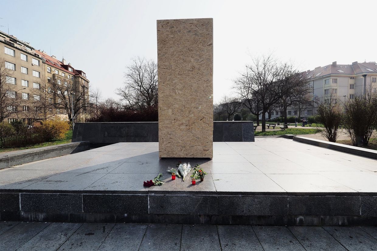В Праге снесли памятник маршалу Коневу