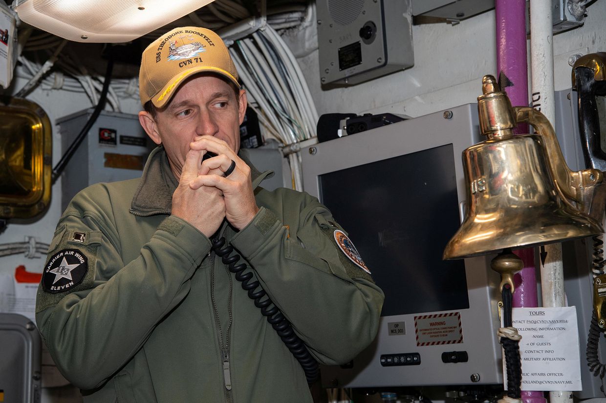 Командир авианосца ВМС США USS Theodore Roosevelt капитан Бретт Крозье