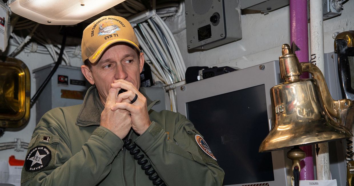 Командир авианосца ВМС США USS Theodore Roosevelt капитан Бретт Крозье