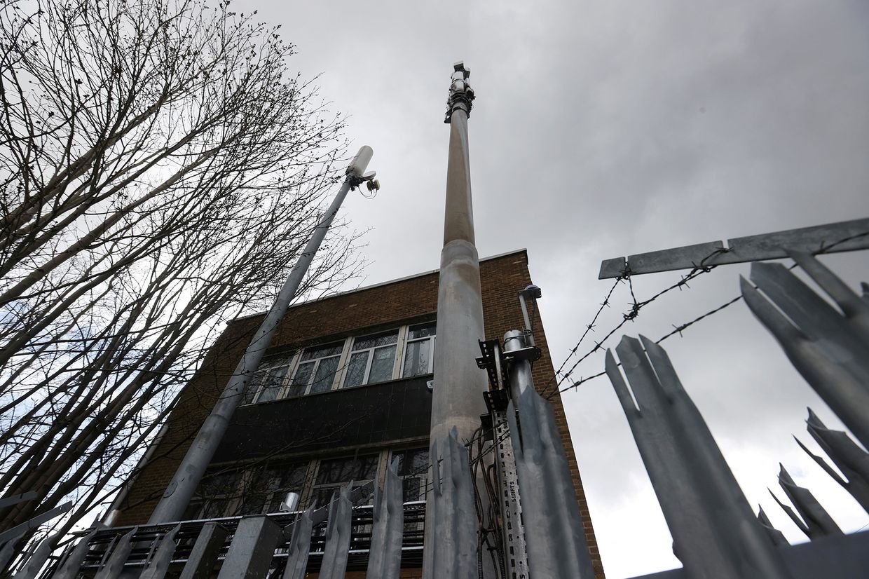 Поврежденная огнем телекоммуникационная мачта 5G в Бирмингеме, Великобритания