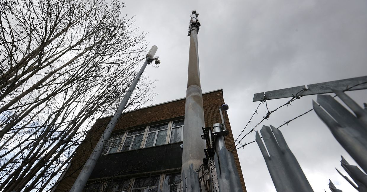 Поврежденная огнем телекоммуникационная мачта 5G в Бирмингеме, Великобритания