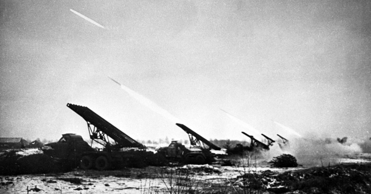 Восточно-Прусская операция (с 13 января по 25 апреля 1945 года).  Реактивные установки залпового огня (Катюши) наносят удар по позициям противника