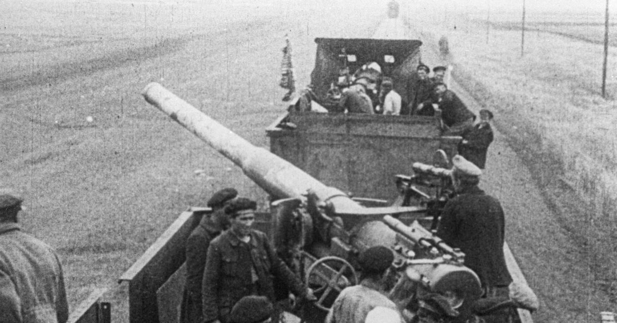 Красный бронепоезд готовится к бою. 1919 год.