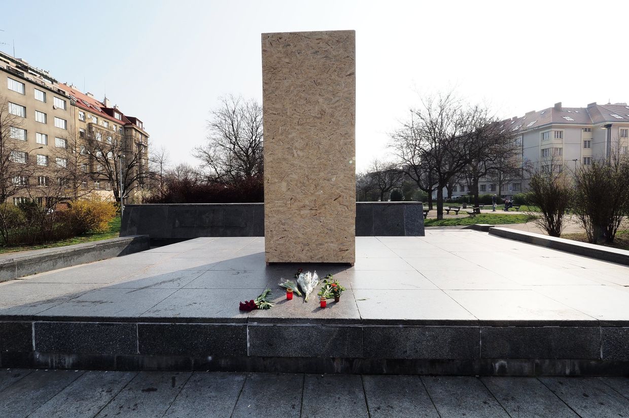 В Праге снесли памятник маршалу Коневу