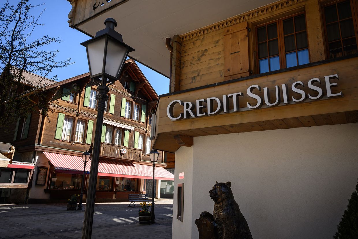 Вывеска банка Credit Suisse в деревне Гштад, Швейцария