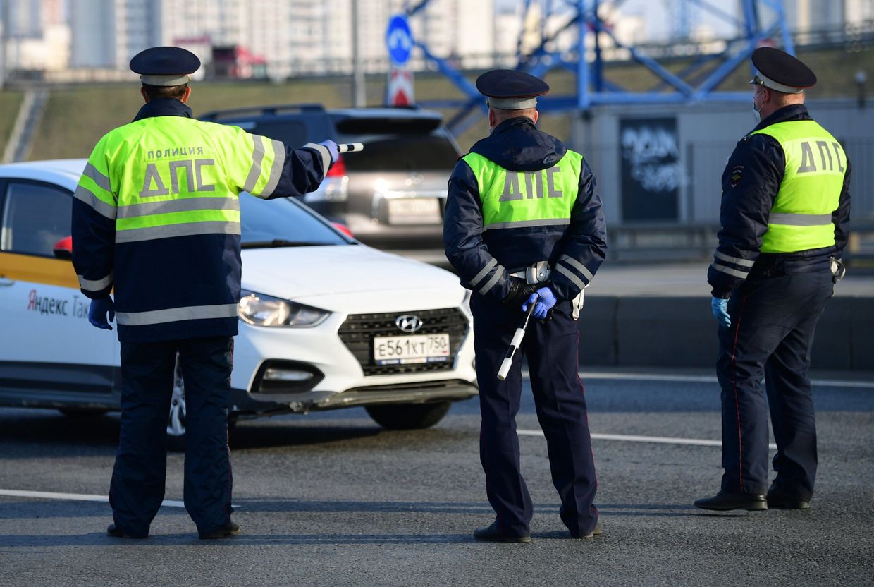 Проверка сотрудниками ГИБДД автомобилей на въездах в Москву