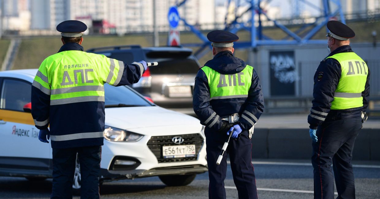 Проверка сотрудниками ГИБДД автомобилей на въездах в Москву