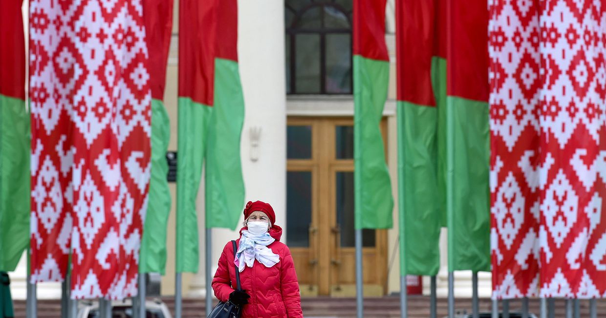 Женщина в маске в центре Минска
