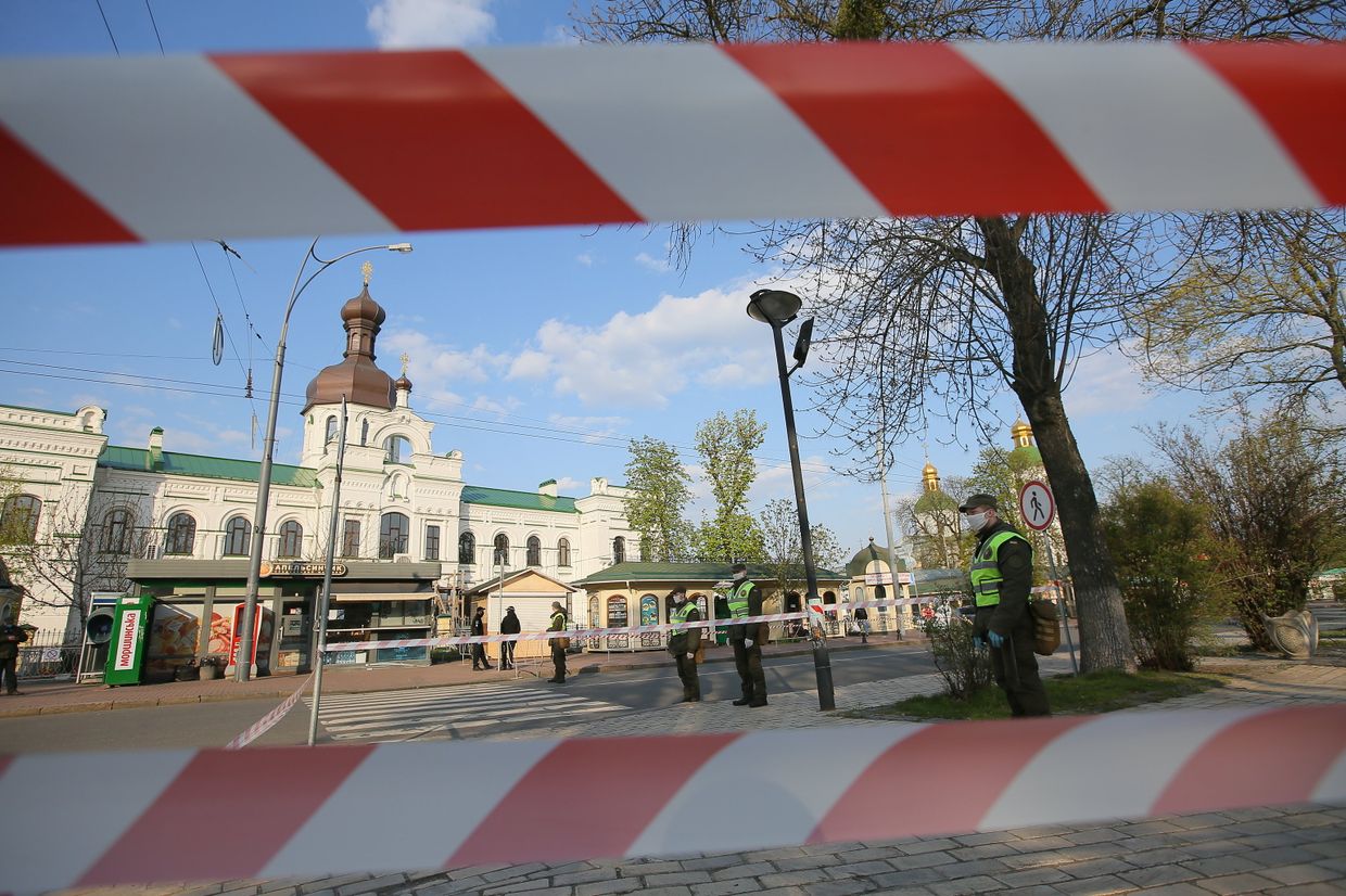 Ленточные ограждения у Киево-Печерской лавры, закрытой на карантин из-за вспышки коронавирусной инфекции covid-19 среди служителей монастыря