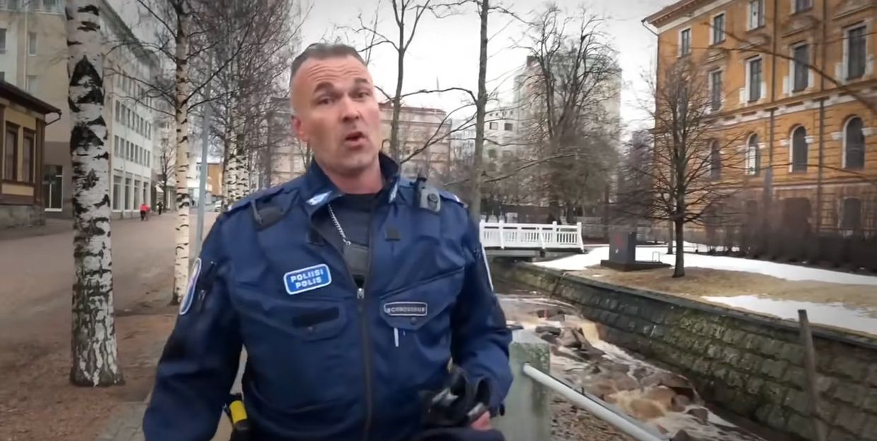 Поющий полицейский из города Оулу, Финляндия