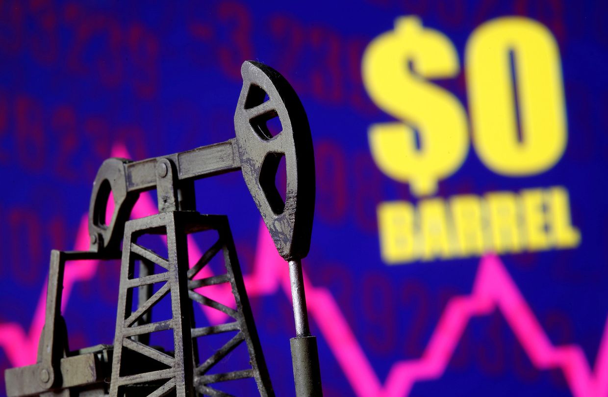 Нефтяная вышка на фоне графика цены на нефть