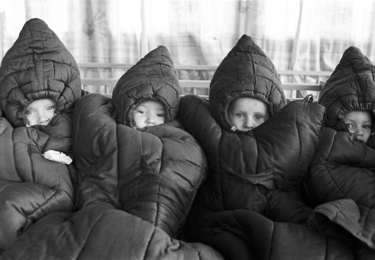 Воспитанники детского сада Ивановского камвольного комбината им. В. И. Ленина спят на веранде