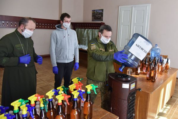 Капелланы на Украине начали производить антисептики для военных