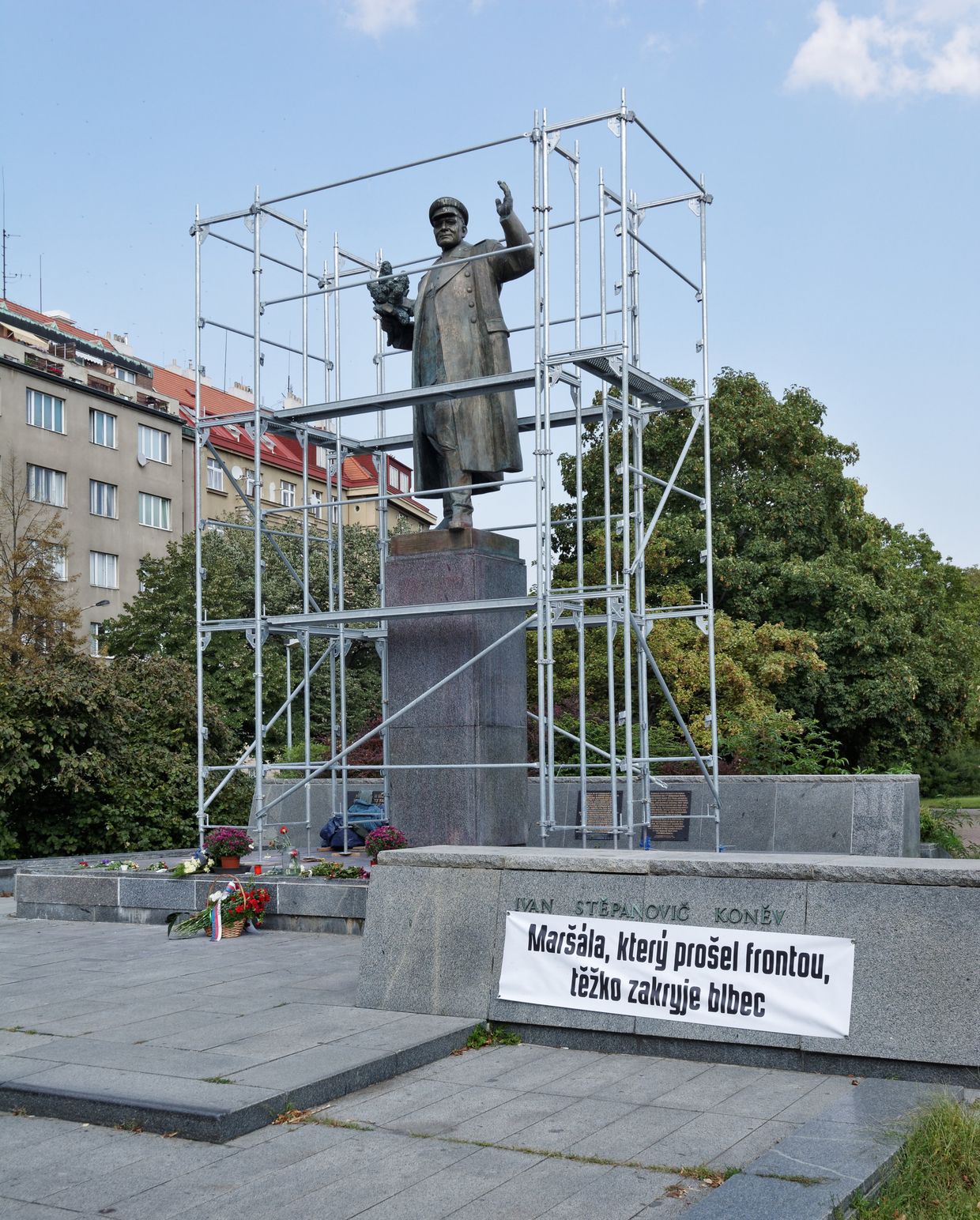Закрытый памятник маршалу Коневу в Праге