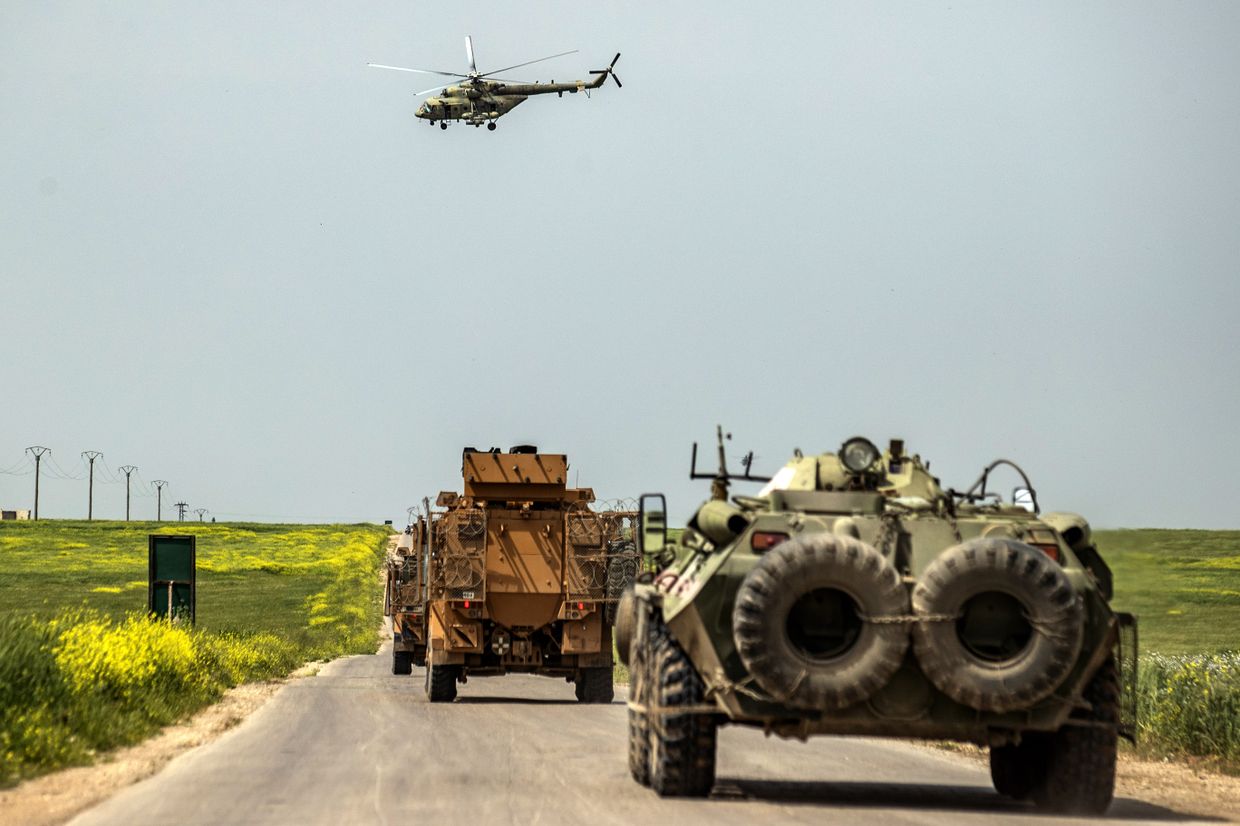 Военный вертолет Ми-28 ВВС России пролетает над российскими и турецкими БМП в составе совместного российского-турецкого военного патруля в сирийской провинции Хасака Военный вертолет Ми-28 ВВС России пролетает над российскими и турецкими БМП в составе совместного российского-турецкого военного патруля в сирийской провинции Хасака