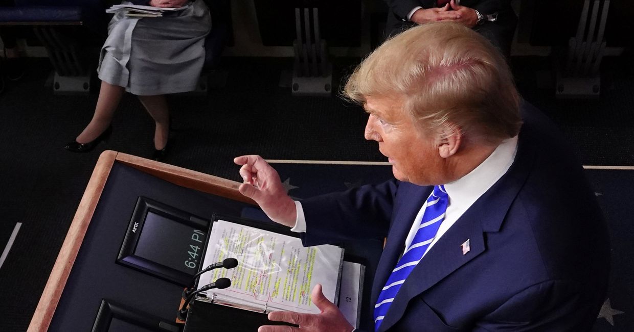 Президент США Дональд Трамп во время ежедневного брифинга в Вашингтоне, США Президент США Дональд Трамп во время ежедневного брифинга в Вашингтоне, США