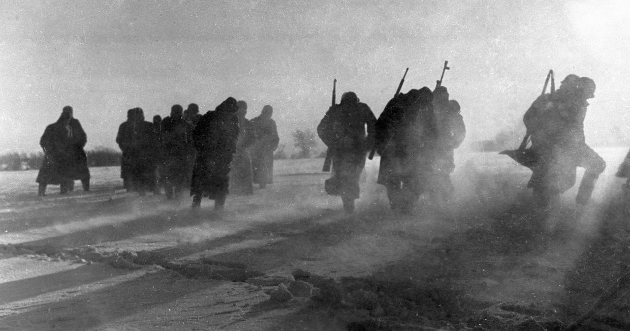 Немецкие солдаты сдаются в плен во время битвы под Москвой. Немецкие солдаты сдаются в плен во время битвы под Москвой.