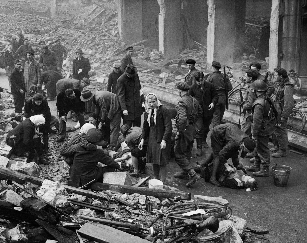 Апрель 1945. Американцы в Оснабрюке освобождают русских, угнанных на принудительные работы в Германию