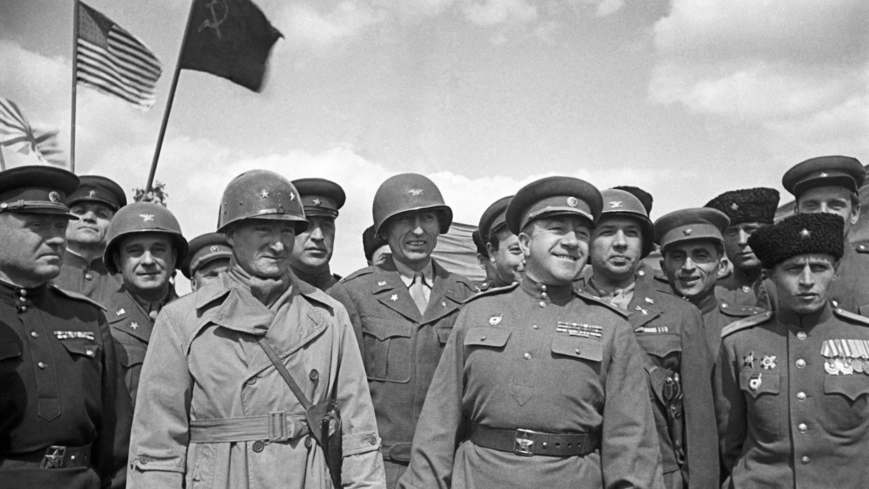 Советские и американские офицеры во время митинга по случаю встречи на Эльбе