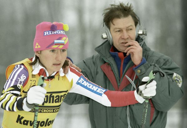 Российская лыжница Елена Вяльбе во время старта на «Кубке мира», 1994 год