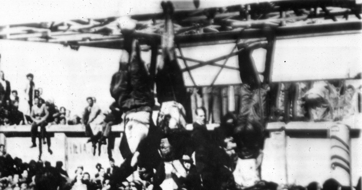 Тела Муссолини и Карлы Петаччи подвешены за ноги на площади в Милане, Италия