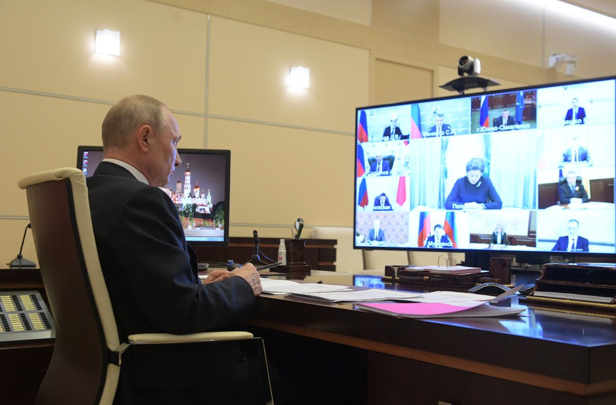Президент РФ В. Путин провел совещание с главами регионов по борьбе с распространением коронавируса в РФ