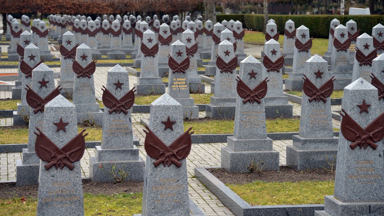 Захоронение красноармейцев на Ольшанском кладбище в Праге. Захоронение красноармейцев на Ольшанском кладбище в Праге.