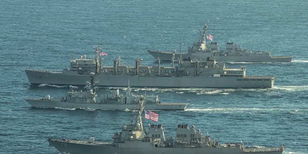 Эсминцы ВМС США Портер, Дональд Кук и Франклин Рузвельт и британский фрегат Кент во время учений в Баренцевом море