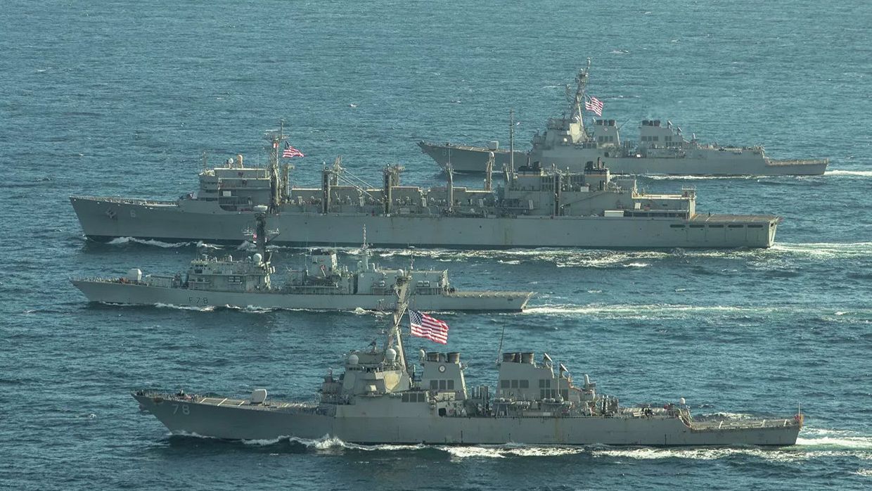 Эсминцы ВМС США Портер, Дональд Кук и Франклин Рузвельт и британский фрегат Кент во время учений в Баренцевом море