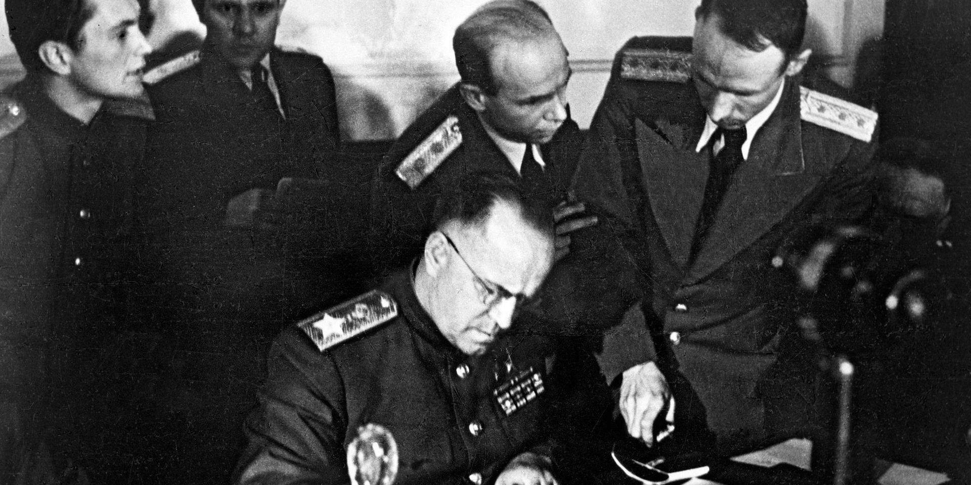 Г.К.Жуков подписывает Акт о безоговорочной капитуляции Германии - ИноСМИ, 1920, 08.05.2026