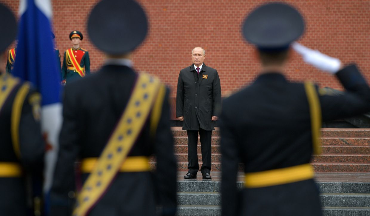 Президент РФ В. Путин возложил цветы к Могиле Неизвестного Солдата в Александровском саду