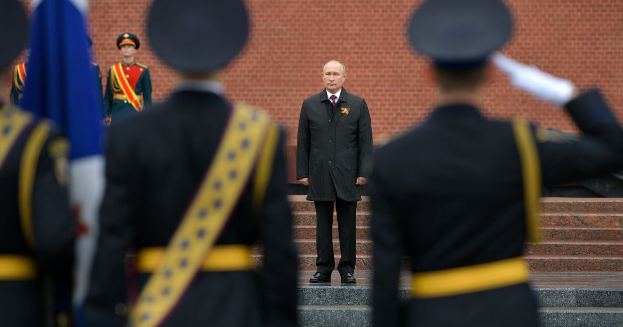 Президент РФ В. Путин возложил цветы к Могиле Неизвестного Солдата в Александровском саду