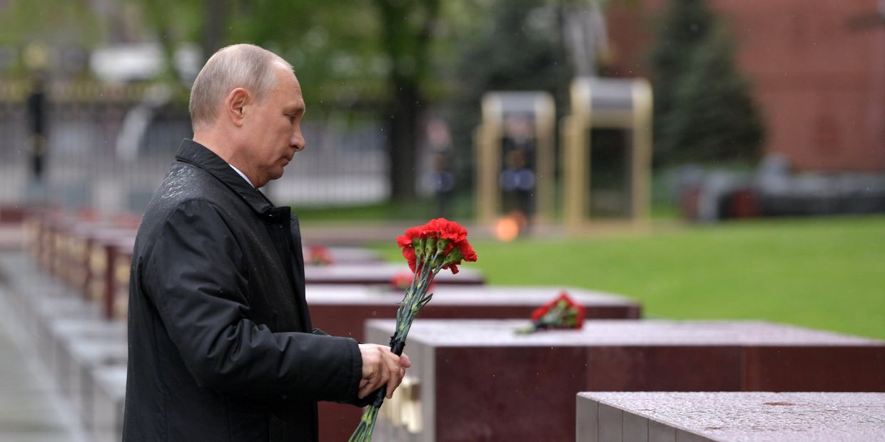 Президент РФ В. Путин возложил цветы к Могиле Неизвестного Солдата в Александровском саду 9 мая 2020